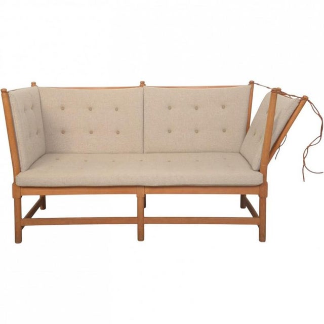 Børge Mogensen 2-seater spokeback sofa, model 1789, with a solid wood frame of lacquered beech and cushions in Hallingdal...