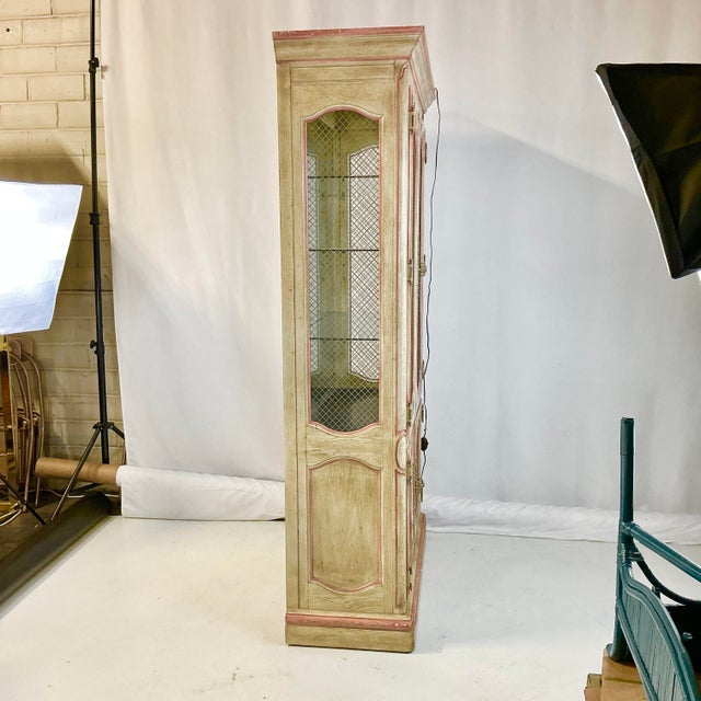 Rustic European 1980s Vintage Louis XV Regency Mediterranean Style Habersham Lighted Display Cabinet Hutch For Sale - Image 3 of 17
