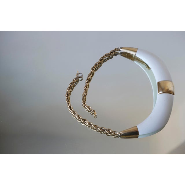Trifari Vintage, 1970s Crown Trifari Resin Double-Horn Statement Choker Necklace, Cream and Gold For Sale - Image 4 of 11