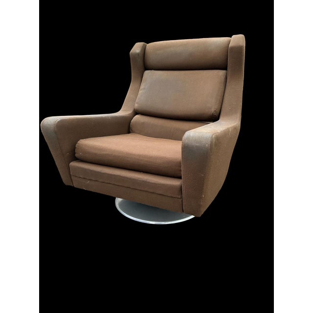 Very comfortable swivel chair in original brown wool, some wear on the fabric round metal base, some squeaks when turning...