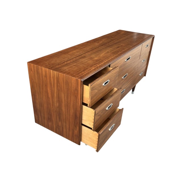 1960s Mid-Century Modern 9-Drawer Walnut Dresser With Chrome Pulls For Sale - Image 11 of 15