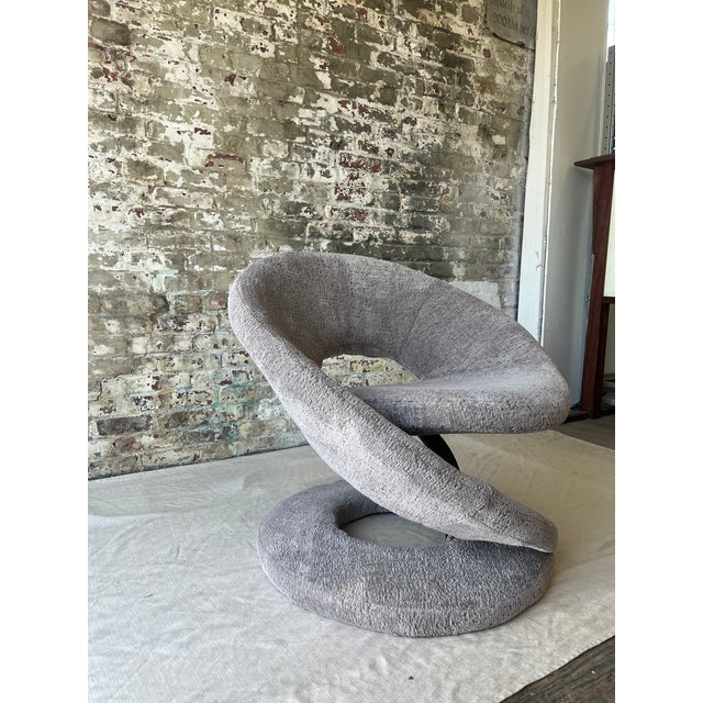 A true showstopper, this sculptural chair in the style of Louis Durot combines bold 1970s-era postmodern design with...