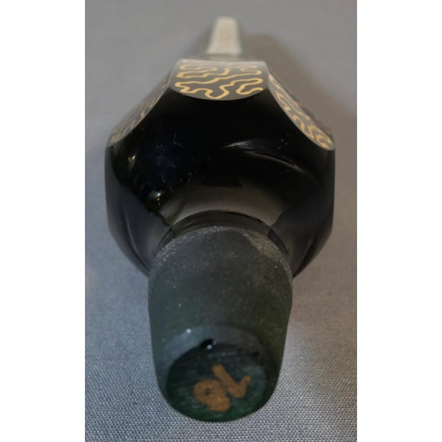 Vintage Mid 20th Century Bohemian Emerald Green Glass Wurmlinien Decorated Roses Floral Motif Decanter With Large Faceted Pointed Stopper For Sale - Image 10 of 10