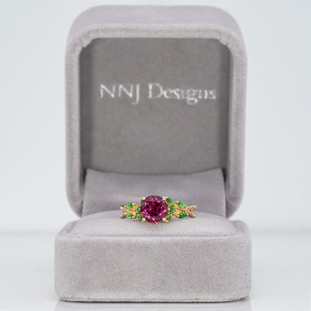 Modern 1.78Ct Purple Garnet Ring With Tsavorite Garnet Accents in Solid 14k Gold, Size 6.75 For Sale - Image 3 of 9