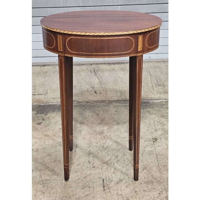 Wood 1990s Baker Colonial Williamsburg Federal Style Mahogany Oval Inlaid Side Table Rare For Sale - Image 7 of 10