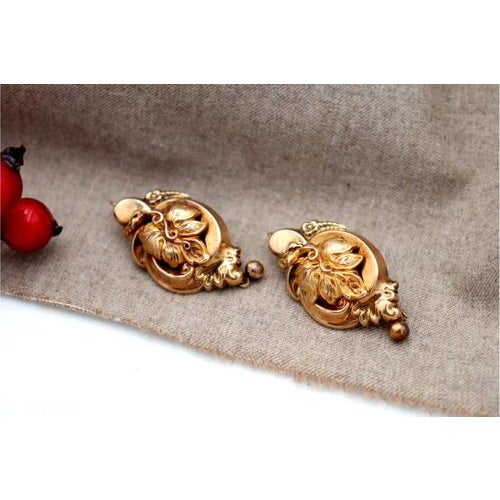 Gold Earrings with Vine Leaf Reliefs and Pendant, Set of 2 For Sale - Image 5 of 7