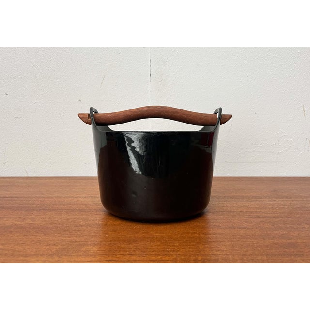 Mid-Century Modern Black Enamel Cast Iron Pot with Teak Handle by Timo Sarpaneva for Rosenlew of Finland, 1960s For Sale - Image 4 of 18