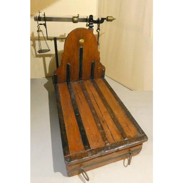 Old Scales ''Teeter'' in Iron, Brass and wood of oak and chestnut. In excellent original condition. The scale was produced...