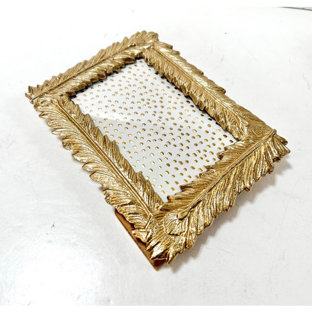 Metal Hollywood Regency Gilt Feather Picture Frame – Vintage Gold Leaf Palm Beach Glam Tabletop Frame For Sale - Image 7 of 8