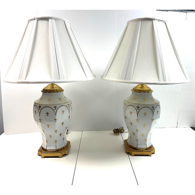 1990s Vintage Fleur De Lis Porcelain Table Lamps Pair For Sale - Image 5 of 11
