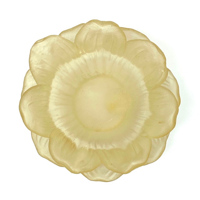 Mid 20th Century Flower Shaped Large Frosted Resin Serving Bowl by Dorothy Thorpe For Sale - Image 5 of 10