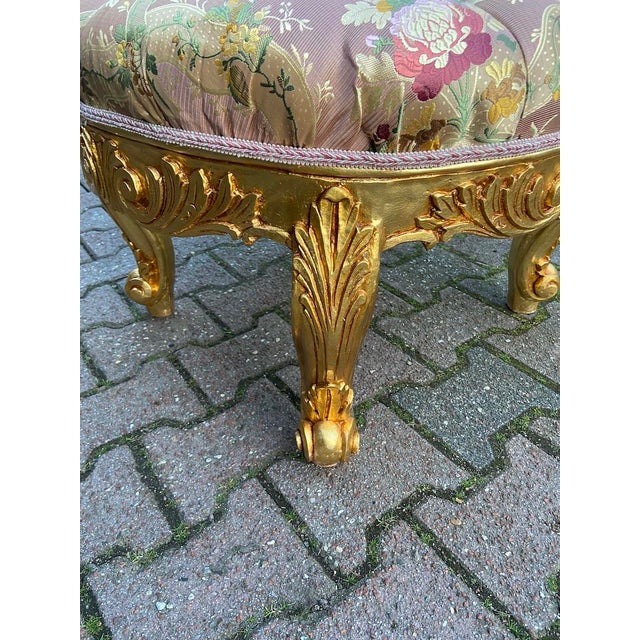 French 1960 French Louis XVI Gold Beech Pink Damask Bench For Sale - Image 3 of 7