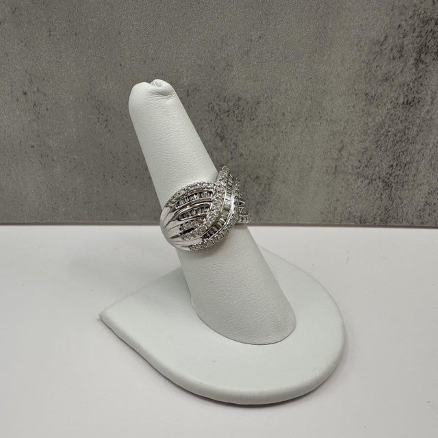 Contemporary 1ctw Natural Diamond Crossover Ring 10k White Gold Size 7.25 For Sale - Image 3 of 6