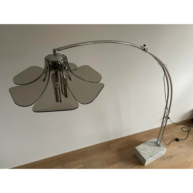 Adjustable arch floor lamp dating from the 1960s and of Italian manufacture. Marble support supporting a large adjustable...