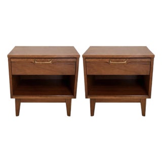 Mid 20th Century Modern Walnut Nightstands – Pair – Sculpted Fronts With Burl Accent Detail For Sale