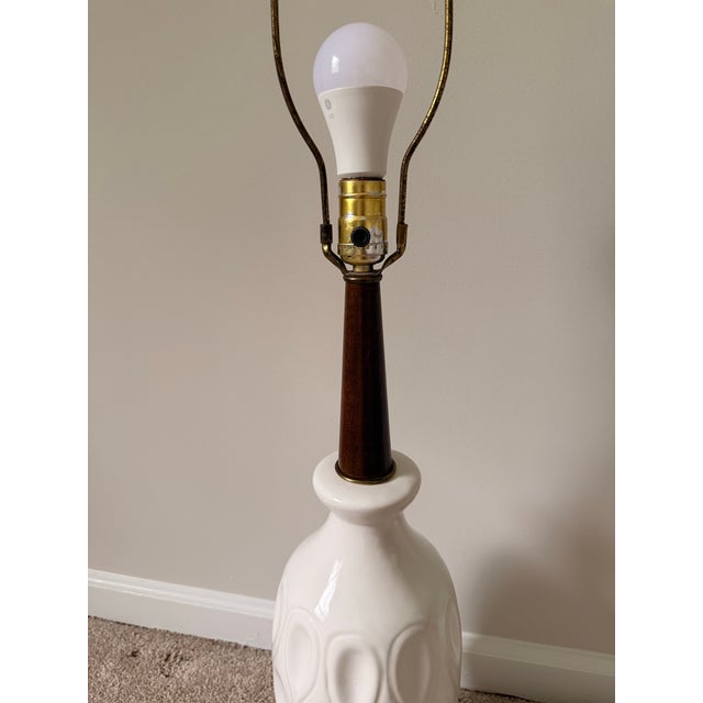 1960s Mid-Century Modern White Ceramic Table Lamp With Walnut Wood Neck and Lampshade For Sale - Image 10 of 12