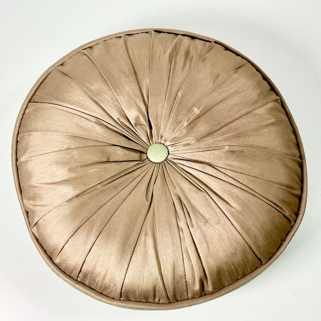 Textile 1960s Mid-Century Hollywood Regency Boho Chic Round Silk Pleated Button Decorative Pillow. For Sale - Image 7 of 13
