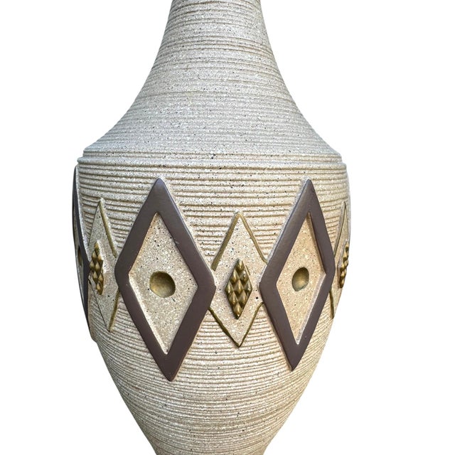 Vintage Mid Century Modern Chalkware Lamp Pair — Neutral Ribbed Texture For Sale - Image 9 of 11