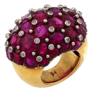 Mid Century 22 Carat Total Weight Ruby Diamond 18k Yellow Gold Cocktail Ring, Size 4 For Sale