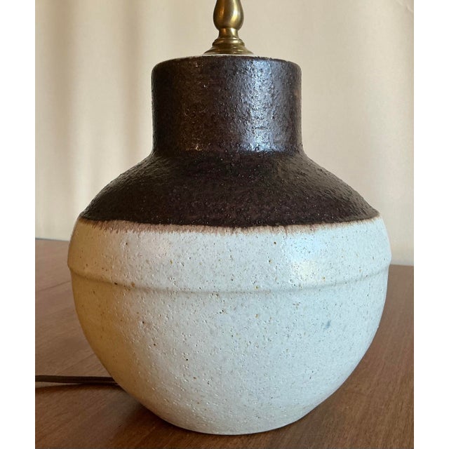 1970s 1970s Sculptural Mid-Century Modern Bruno Gambone Two-Tone Ceramic Table Lamp With Original String Shade For Sale - Image 5 of 9