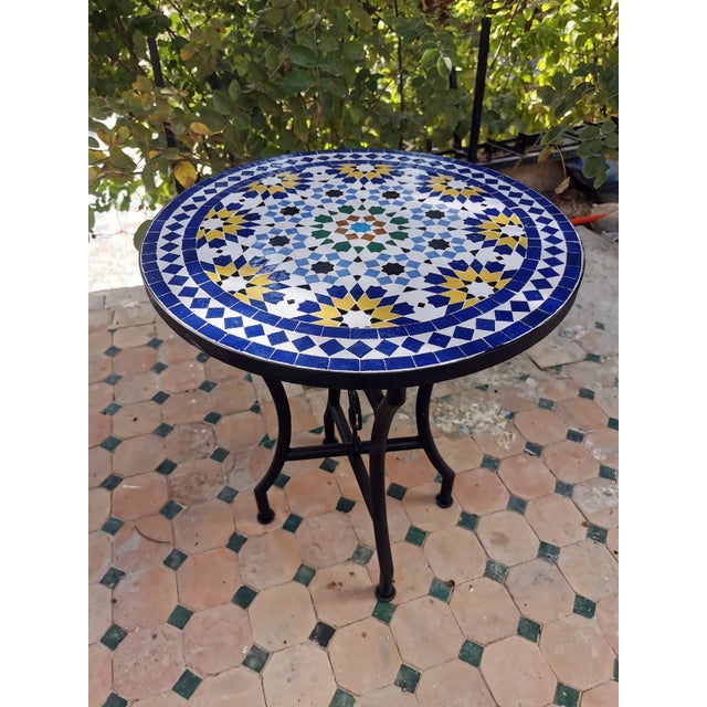 round blue tiles table for An indoor / outdoor glazed Moroccan mosaic table, A very simple style, but with great...