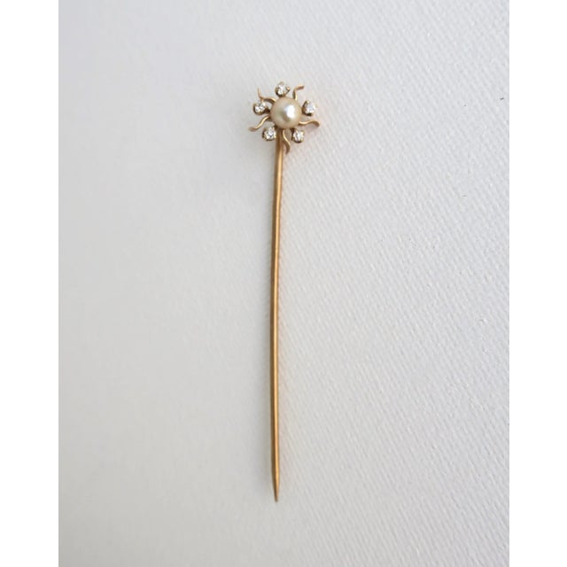 This is part of Chairish’s Fine Jewelry assortment. A beautiful pearl, diamond, and 14-karat yellow gold stickpin brooch,...