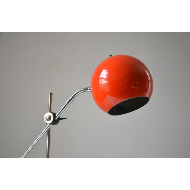 1960s Mid Century Modern Cantilever Eyeball Desk Lamp in Orange and Silver, Robert Sonneman For Sale - Image 5 of 9