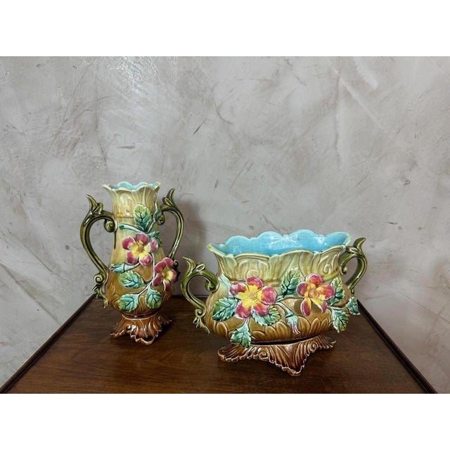 A superb majolica vase dating from the 1900s, richly decorated with flowers and leaves in high relief. Its vibrant...