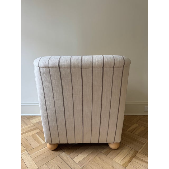 Mid-Century Modern Lounge Linen Accent Chair For Sale - Image 3 of 6