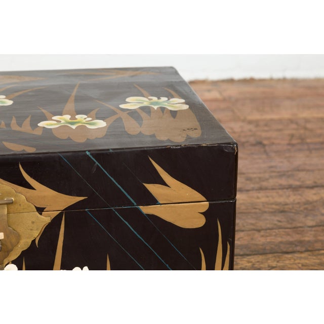 Early 20th Century Japanese Late Meiji Period Black Lacquer Blanket Chest with Golden Painted Décor For Sale In New York - Image 6 of 13