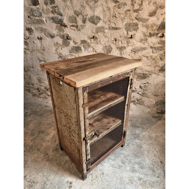 Brown Industrial French Military Metal Storage Cabinet with Oak Top & Wooden Shelves for Ministère De Lair, 1956 For Sale - Image 8 of 18