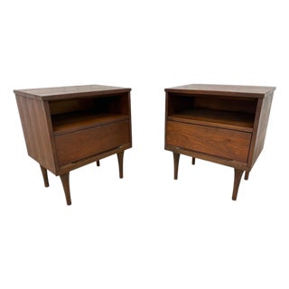 Mid-Century Modern Walnut Nightstands - Set of 2 For Sale