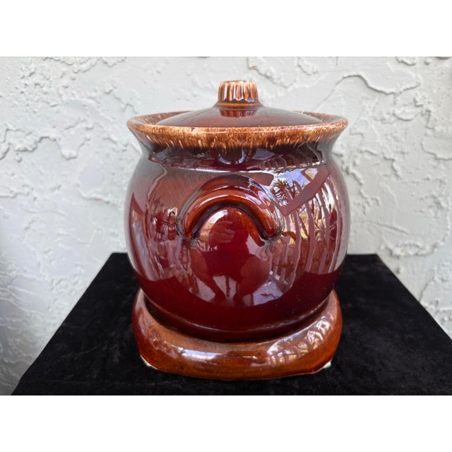 Vintage Hull Oven Proof Brown Drip Bean Pot With Lid & Original Serving Stand – Mid-Century American Pottery For Sale - Image 4 of 10