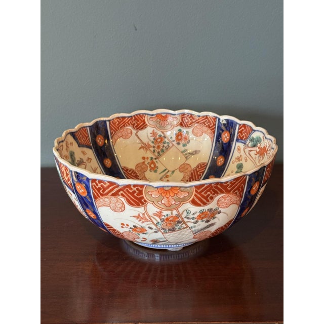 Hand-Painted Imari Porcelain Bowl with an Scalloped Rim, 1890s For Sale - Image 3 of 4
