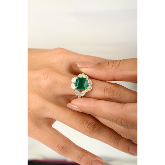 Statement Natural Square Cut Emerald Cocktail Ring in 18k Gold Size 5 For Sale In New York - Image 6 of 12