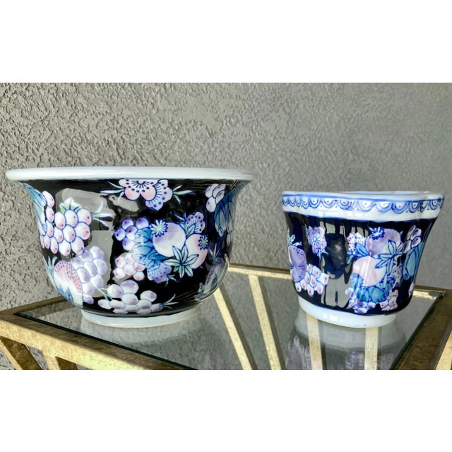 Chinoiserie Circa 1970 Chinoiserie-Inspired Highly Glazed Earthenware Cachepots – A Pair For Sale - Image 3 of 13