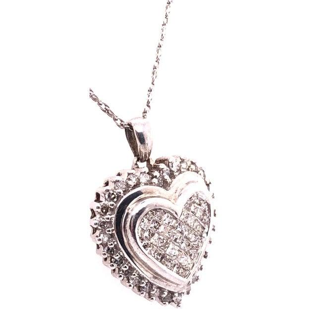 Modern 14 Karat White Gold Heart Pendant Necklace With Round Diamonds For Sale - Image 3 of 6