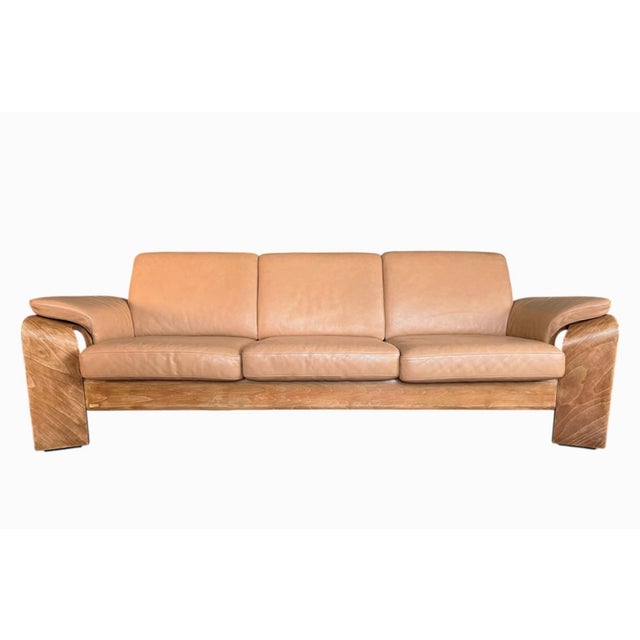 Mid-Century Modern Ekornes Stressless Pegasus Reclining Sofa in Camel Leather & Sculptural Wood Frame – Norway, 1980s For Sale - Image 3 of 12