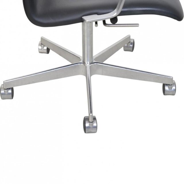 Black Oxford Chair in Black Leather by Arne Jacobsen, 2012 For Sale - Image 8 of 18