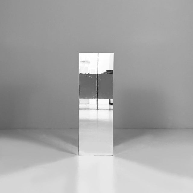 Square-based display pedestal constructed from mirror-clad panels, characterised by continuous reflective surfaces and...