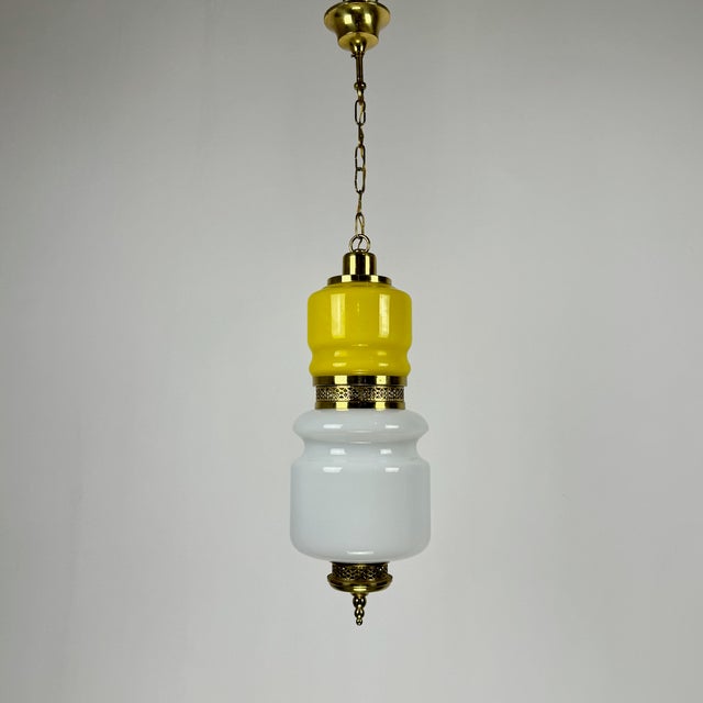 Metal Mid-Century Yellow and White Glass and Brass Pendant Lamp, Italy, 1960s For Sale - Image 7 of 8