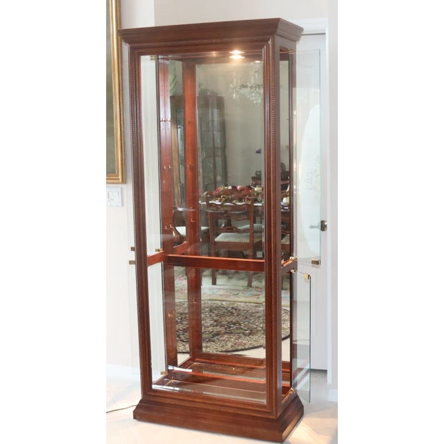 1980s Pulaski Lighted Curio Cabinet / Display Vitrine For Sale In Tampa - Image 6 of 9
