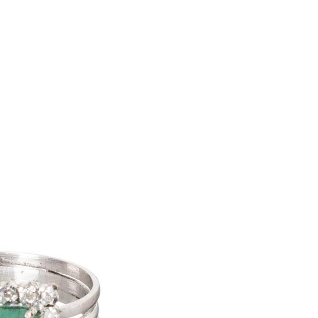 Gold Ring with Emerald and Diamonds For Sale - Image 4 of 6