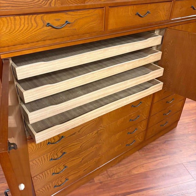 Large 1980s Japanese Tansu Chest Cabinet With Beautifully Figured Wood For Sale - Image 4 of 18