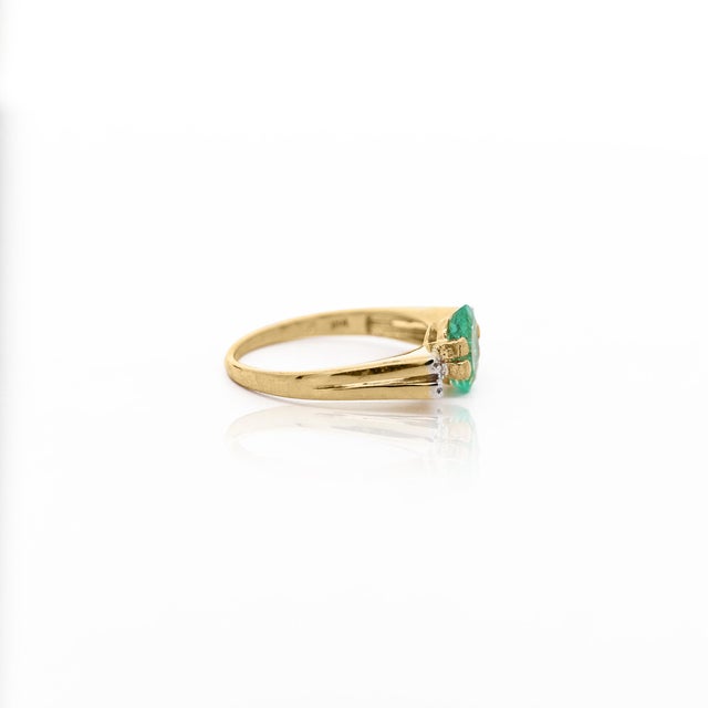 2020s 0.86 Carat Vibrant Green Oval Cut Emerald & Diamond in 14ky Gold Statement Ring, Size 7.25 For Sale - Image 5 of 8