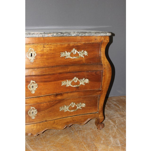 Antiquue Walnut Tomb-Shaped Commode, 1700s For Sale - Image 4 of 16
