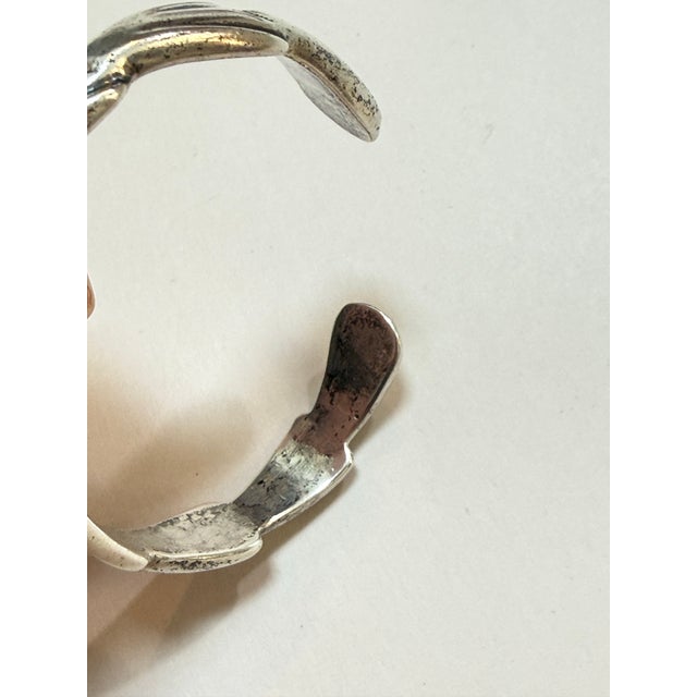 Vintage Southwestern Native American Style Sterling Silver Turquoise Cuff Bracelet – Hand-Chiseled Ingot Style For Sale - Image 9 of 10