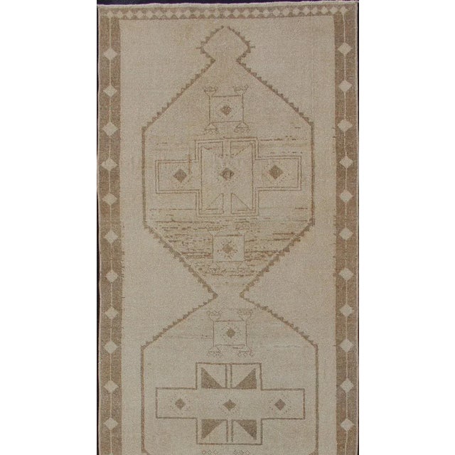 Measures: 3'7 x 12'5 Medallion Oushak carpet, rug tu-alk-4862, Keivan Woven Arts country of origin / type: Turkey /...
