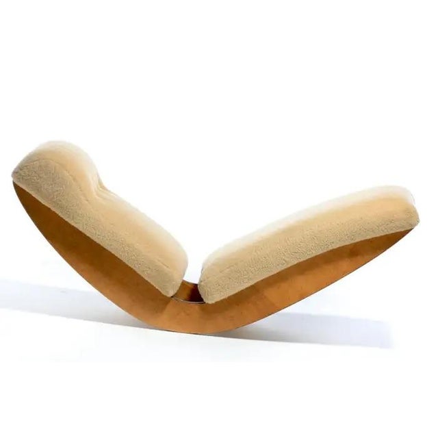 Contemporary Sculptural Walnut Rocking Chaise Lounge in Soft Butterscotch Shearling C. 1980 For Sale - Image 3 of 12