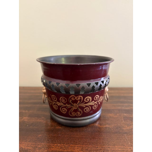 Mid 20th Century French Neoclassical Burgundy & Gold Tole Cachepot With Brass Lion Heads For Sale - Image 5 of 8